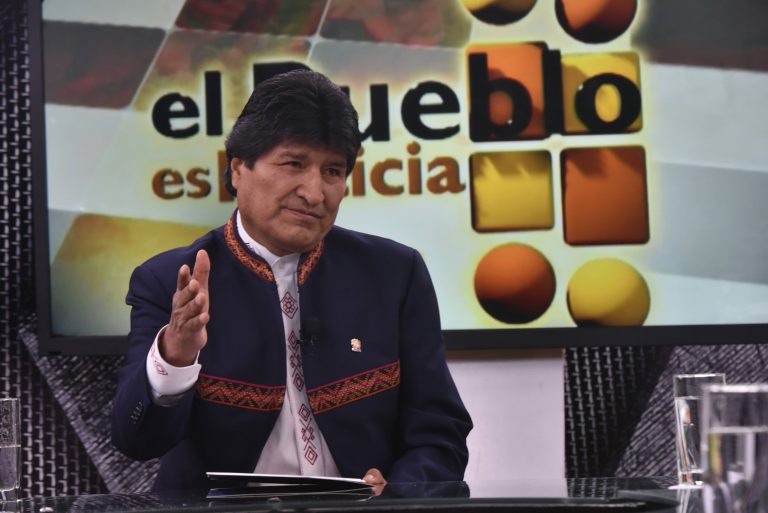 El presidente Evo Morales entrevistado en el programa El Pueblo es Noticia. Foto: Enzo De Luca/ABI